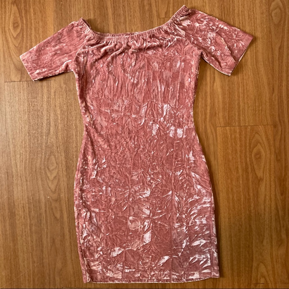 Velvet off-the-shoulder bodycon dress